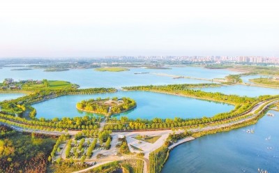 在永城市东西城区之间,有一处生态风景区——日月湖.