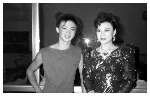 1995年金星"变性"成功,曾陪伴她十年离婚的前妻肯波琳