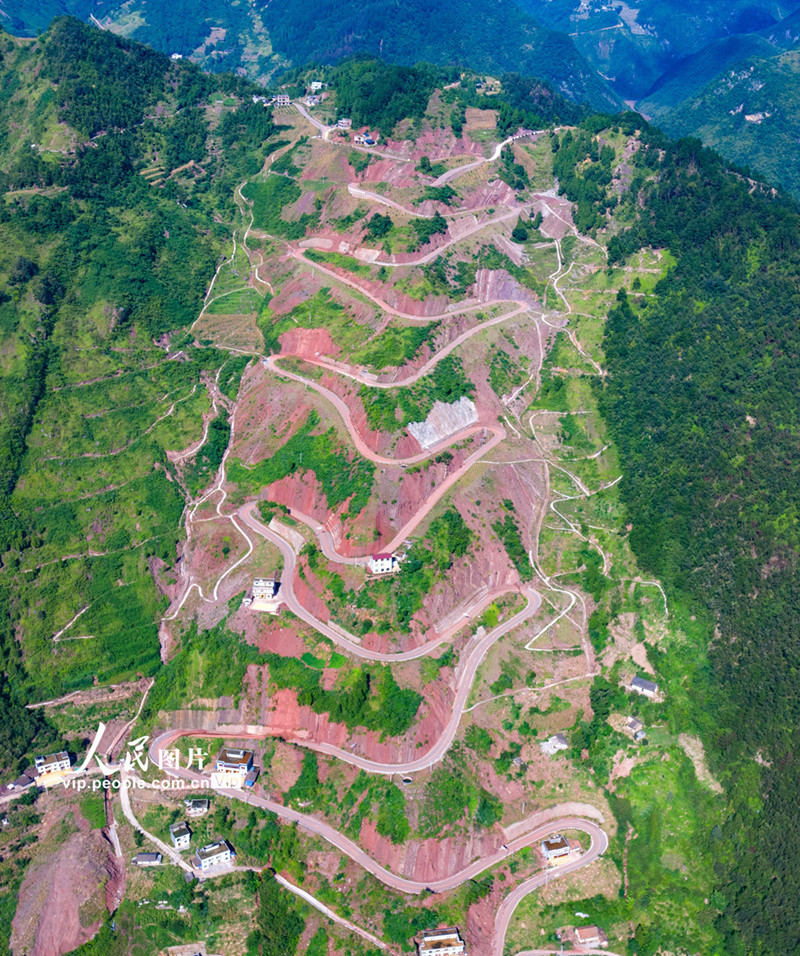 四川泸州乌蒙山区的扶贫路