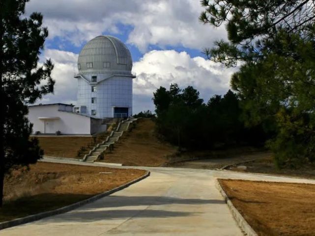 更为有幸的是利用当时紫金山天文台的当家重器(60厘米反射式望远镜)和