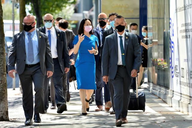 孟晚舟庭审结束终于露出轻松笑容!蝙蝠袖紫裙太美,女英雄风采啊