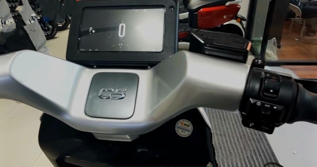 雅迪g5max配3kw中置电机,还有胎压检测,极速80可以满足通勤