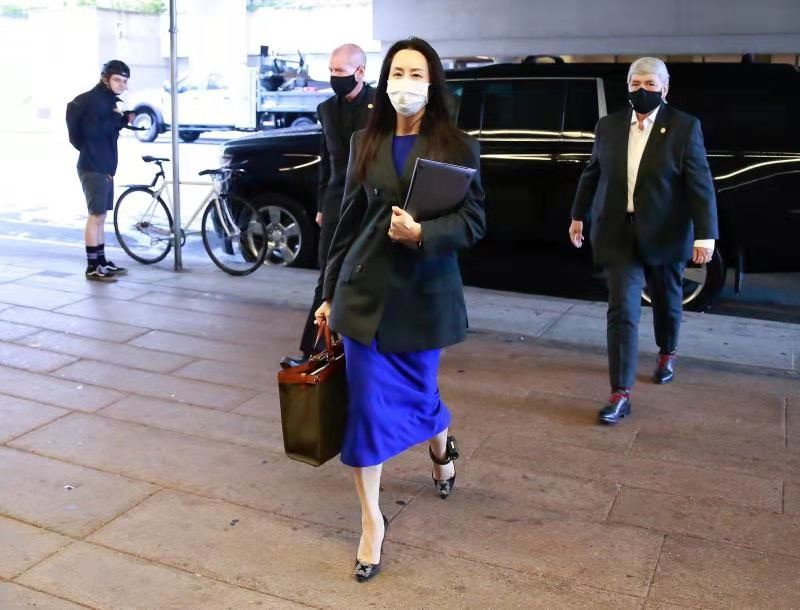 孟晚舟尽显大国范连换三套穿紫色裙收尾昂首阔步面带微笑真淡定