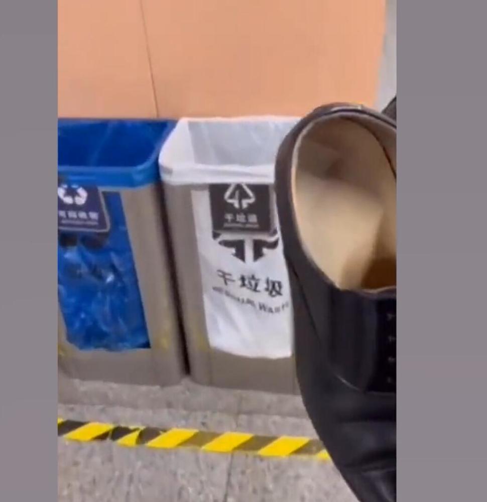 男子上海地铁内脱鞋横躺霸座乘客提鞋下车扔进垃圾桶大快人心