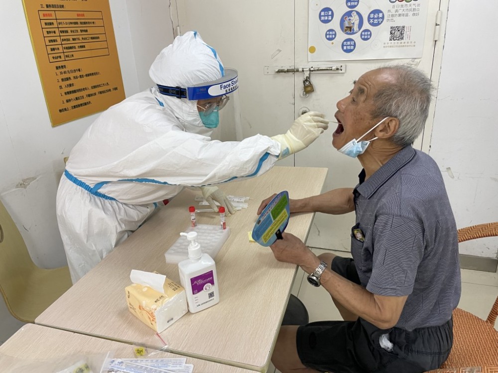记录核酸检测现场的"快乐"瞬间