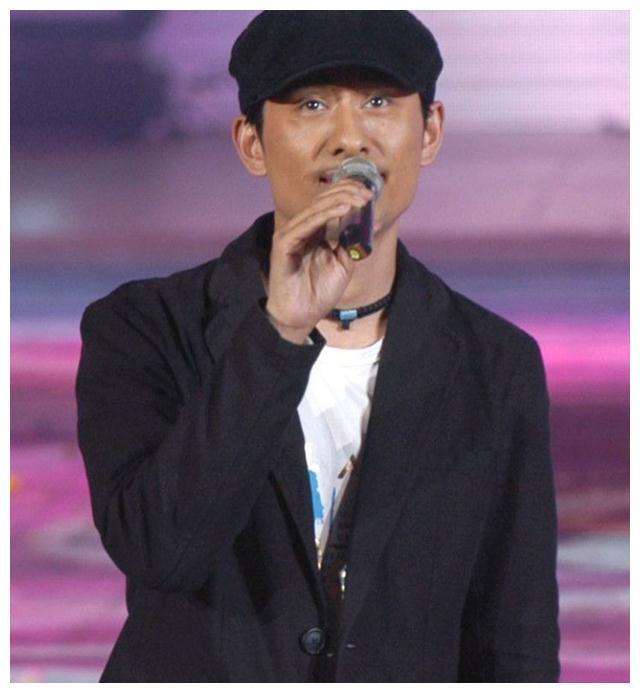 阿宝:从收入千万到"软饭男",无奈隐退歌坛5年后又被"