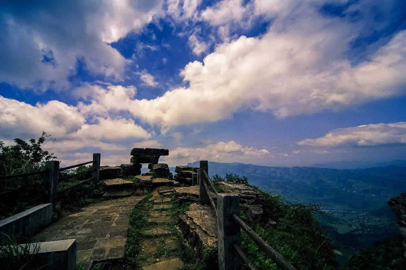 距万盛38公里,离重庆主城130公里,到万盛5a景区黑山谷只有28公里