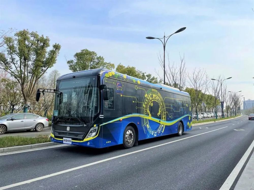 上海这条自动驾驶公交示范线启动,市民