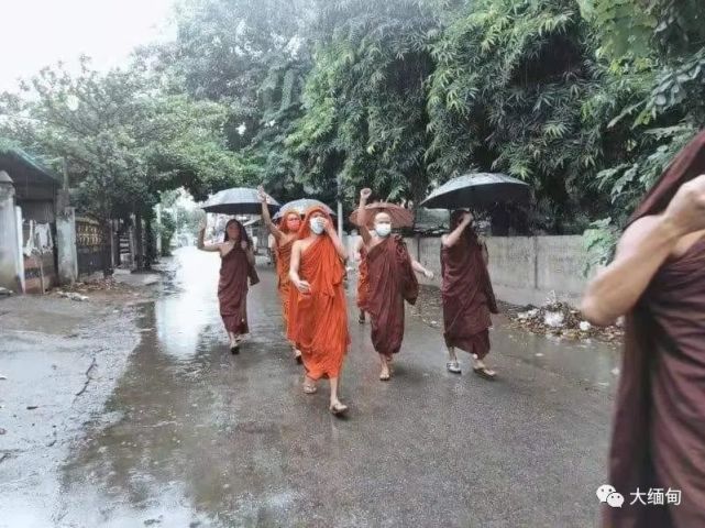 缅甸瓦城一群和尚打伞游行!对于军方的号令就是要做到