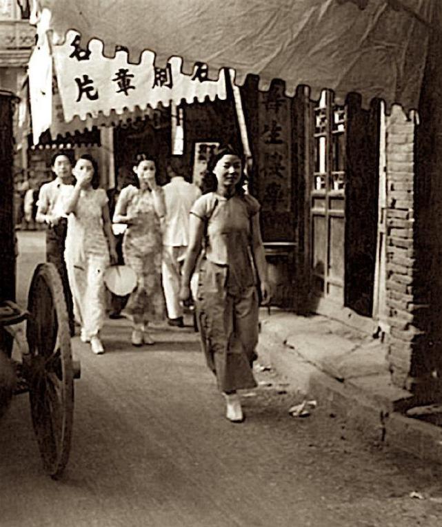 老照片:1930年北京前门外的风尘女子,长相俊美,很有