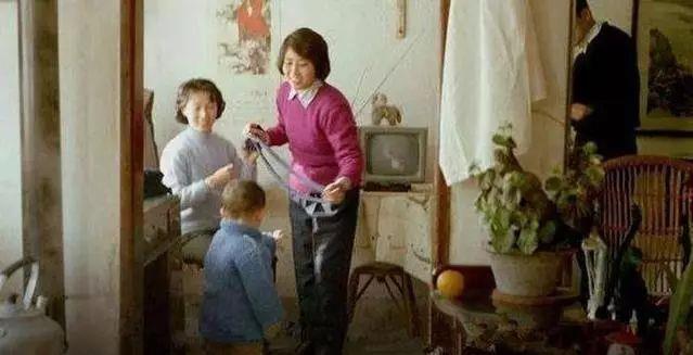 90年代珍贵的老照片:当时"小虎队"风靡全亚洲,年青姑娘穿着也时尚