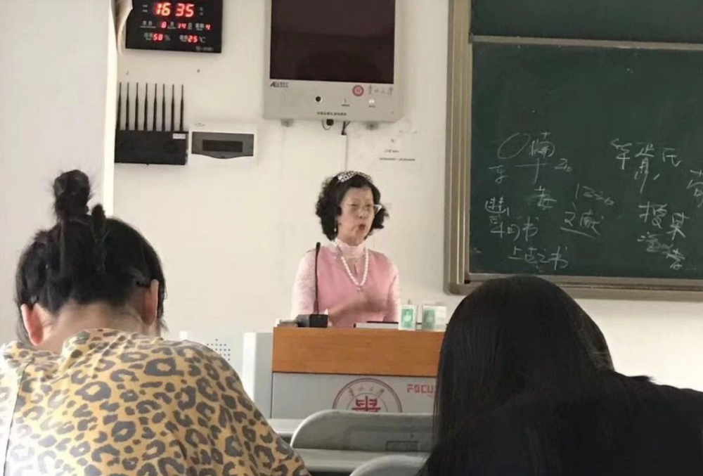 学生偷拍老师"销魂瞬间",角度清奇不忍直视,张张都是绝版画面