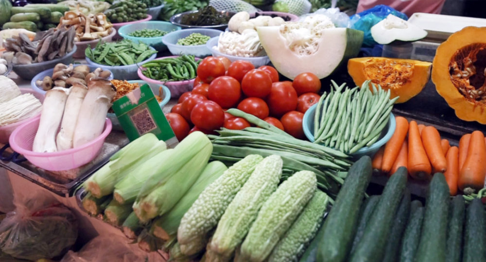 桃花仑农贸市场,各蔬菜摊整齐有序,分块摆放,前来买菜的顾客不是太多