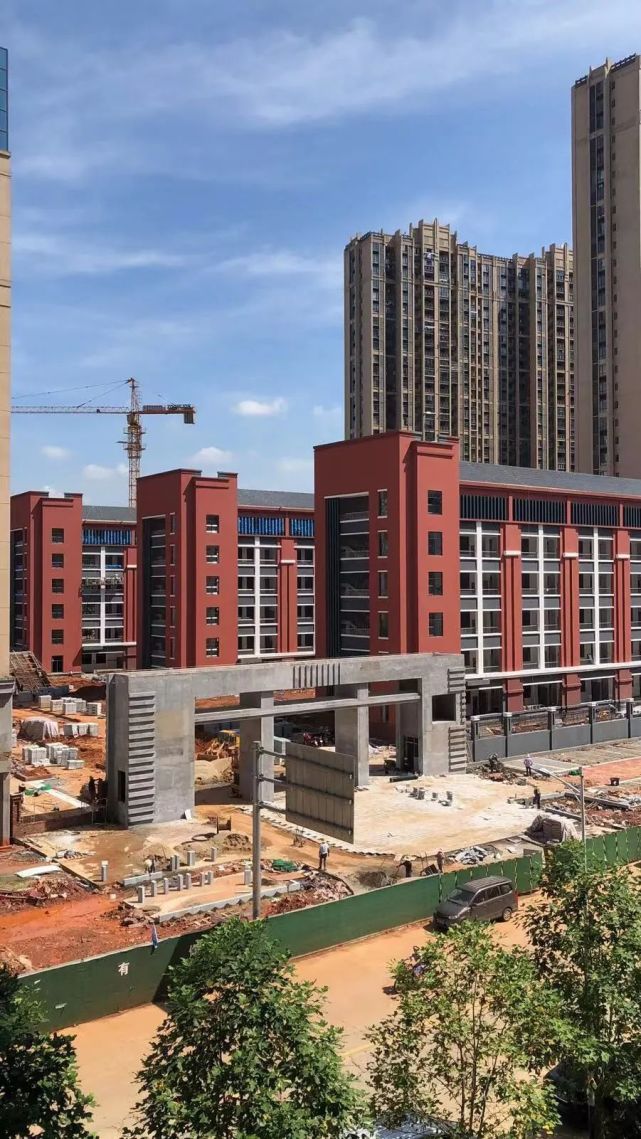 新建经开区第二中心学校施工实景图此外,望城新区中学也已扩建,并改名