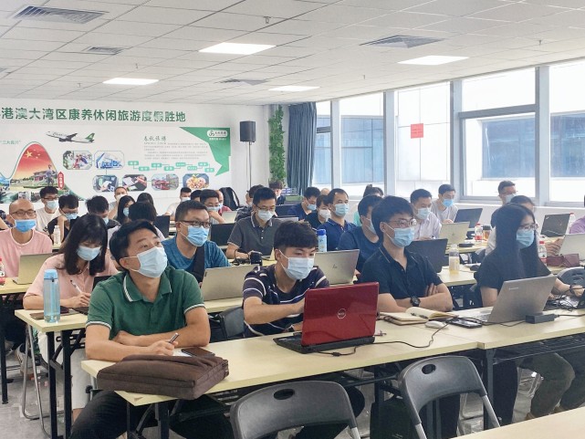 首期培训班学员正在接受培训