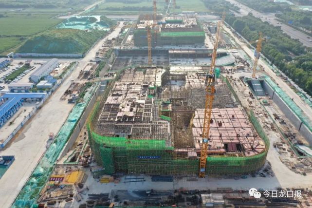 市民活动中心项目分为东馆,西馆两个单体建筑,地上一层完成主体工程量