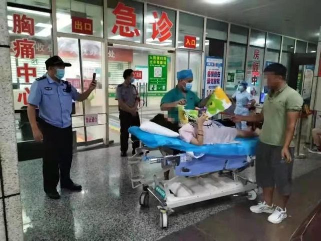 临产孕妇高速出口紧急求助 警医联手救援化险为夷_腾讯新闻