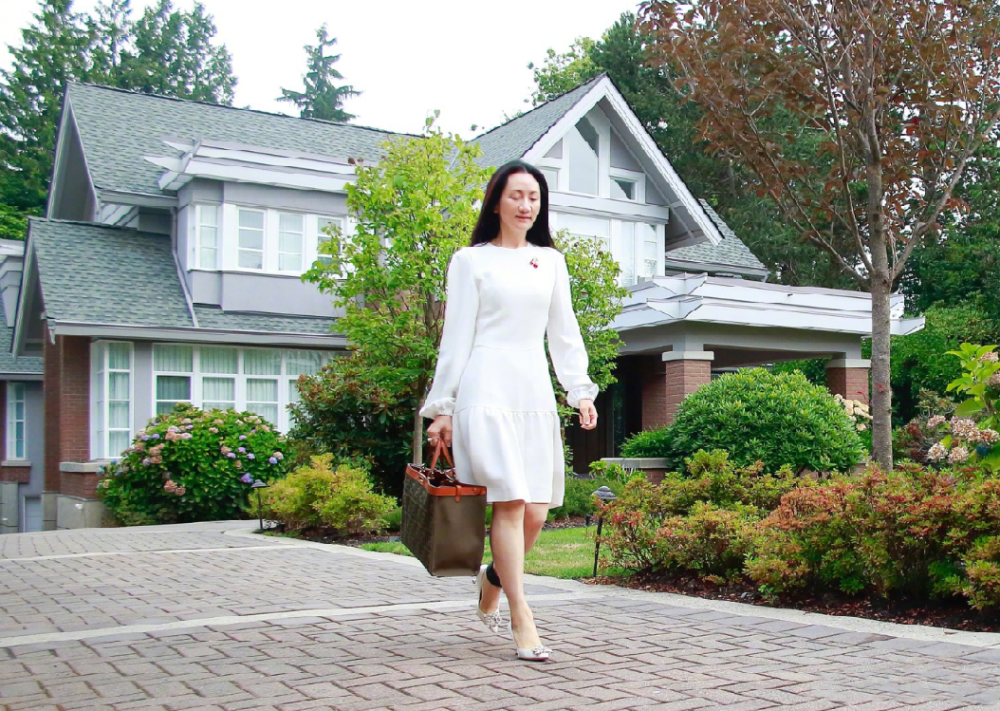孟晚舟的白裙适合妈妈们穿简单大方带着高级感气质不输女明星