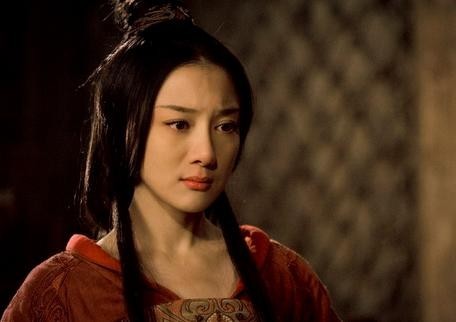一位是"古装第一美人",一位是"绯闻女王",因一条狗对簿公堂