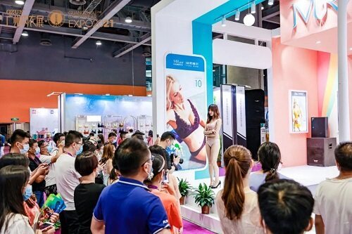 广州内衣展会_广州万国内衣秀露了毛
