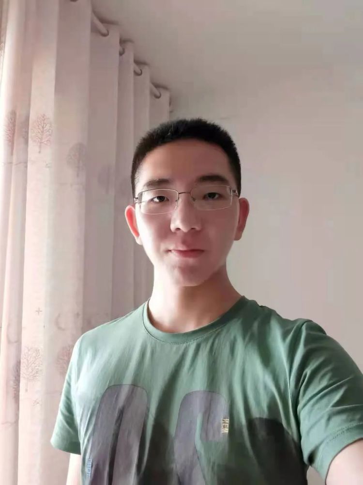 教师 2021届高三(17)班班主任 高级职称,数学奥赛金牌教练员 王梓昱