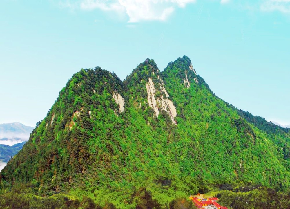 湖北一座有黄州府"笔架山"之称的山,以雄,奇,秀著称