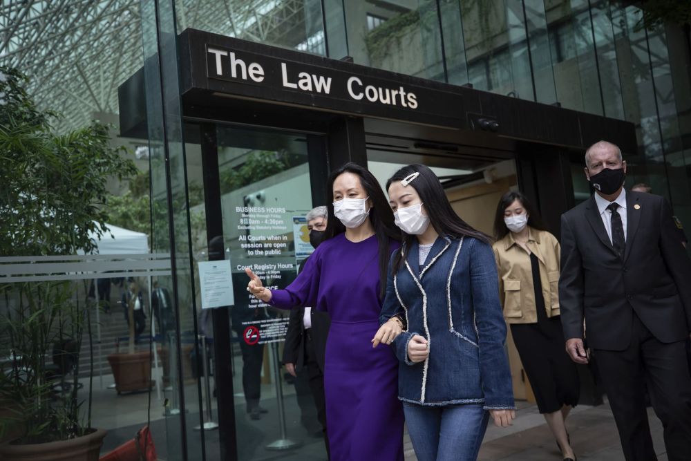 孟晚舟不惧露出大额头收官紫裙造型太赞涂点口红就更好了