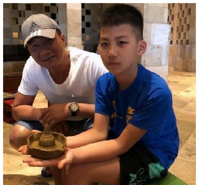 胡军12岁儿子康康身高已超越妈妈,长胡子留寸头,高冷