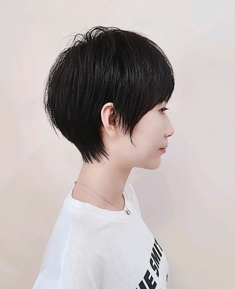 全露耳短发一般在侧面会形成一个尖尖的鬓角,修颜还显瘦,具有很强的