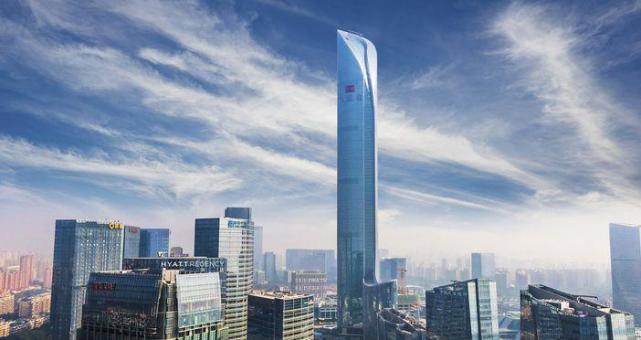 在金鸡湖畔,就矗立着一座高度450米的高楼,名为"苏州国际金融中心",它