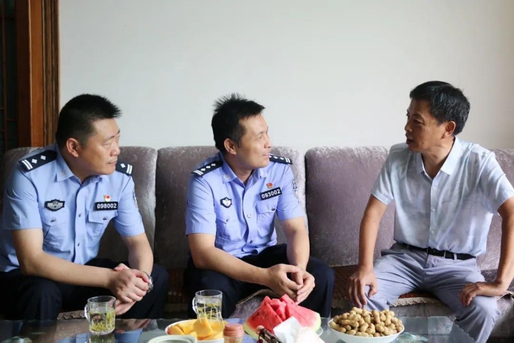 罗剑峰同志走访看望县公安局退休老干部