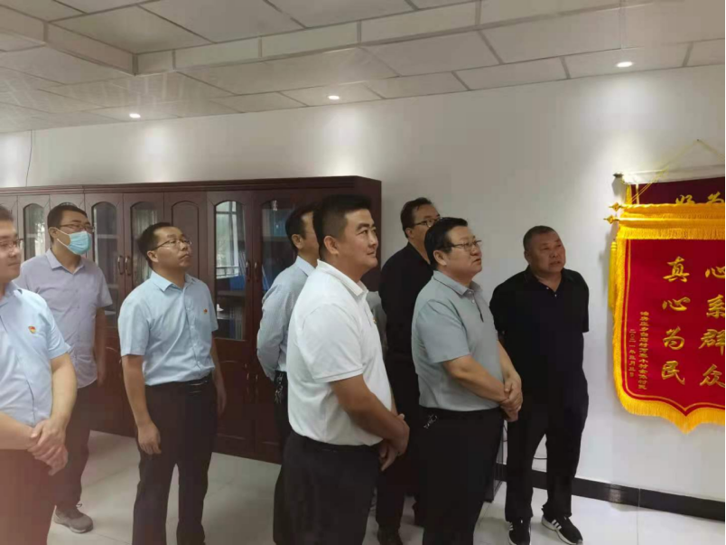 定边县政府副县长王彦强,油房庄乡,县教体局主要负责人及驻村工作队员