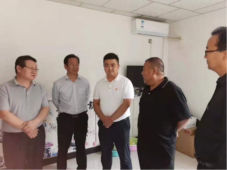 定边县政府副县长王彦强,油房庄乡,县教体局主要负责人及驻村工作队员