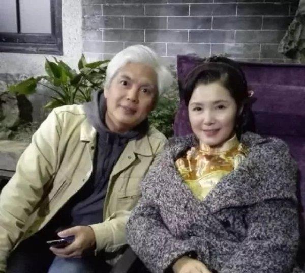 66岁姜黎黎晒与老公近照,晚年生活丰富多彩,丈夫撞脸林瑞阳
