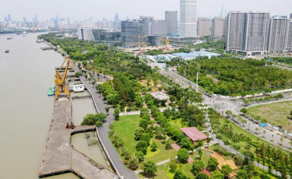 上海:昔日荒草滩变身绿地公园