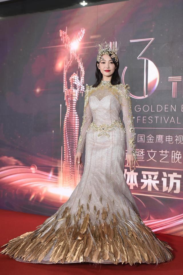 据说这件礼服重达30斤,裙摆的金色羽毛也超级震撼,首先说到的就是宋茜