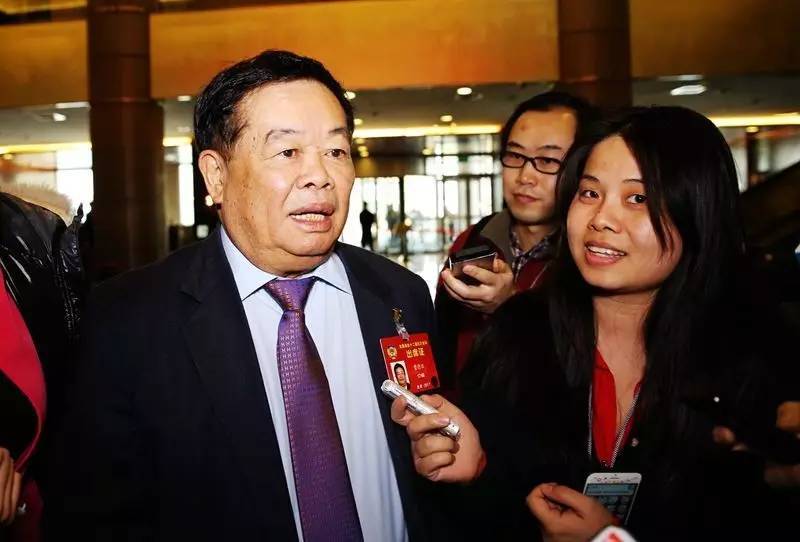 曹德旺在和法国人谈生意时,怒目横眉脸色阴沉,只因他有一颗爱国之心