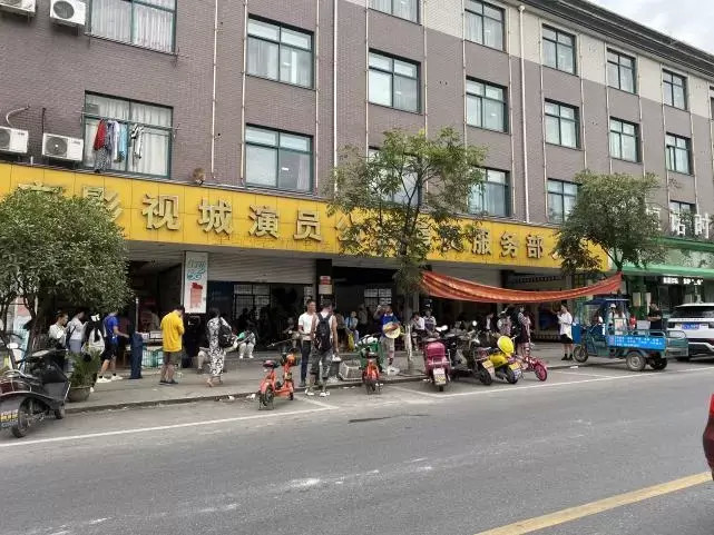 十万群演的横店,一天只赚108块的美女随处见,为了演戏"疯狂"