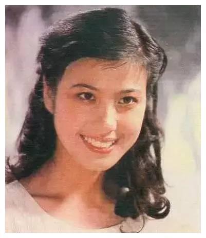 58岁枣花吴玉华二婚嫁给著名画家成亿万富婆今一家很幸福