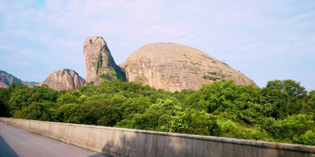 龟峰山在江西省弋阳县南岸,是龟峰风景名胜区的同名景点,也是标志性