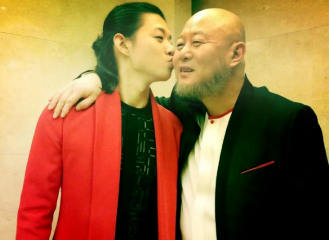 他为儿子参加节目站台,前妻仲小萍,几乎全程陪伴儿子参加各种活动,把