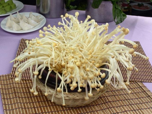 清爽微辣的海带金针菇,一道清凉的夏季开胃菜