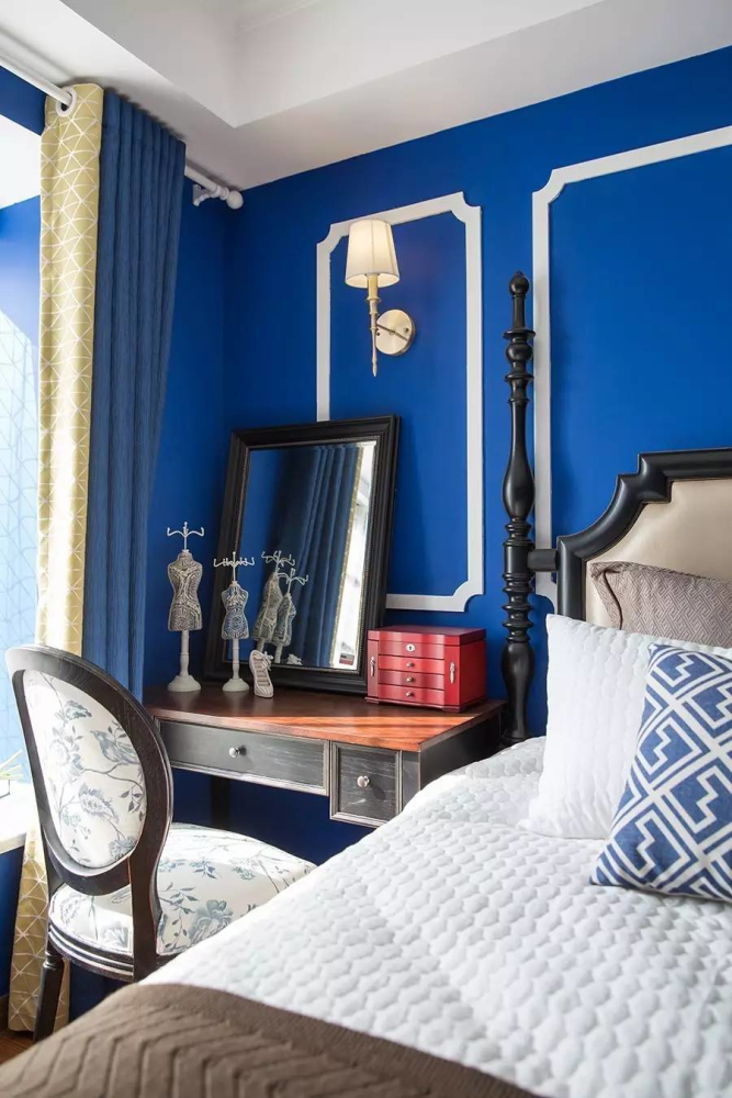 神秘又带有宁静气息的蓝色也很适合在卧室选择,不仅可以丰富空间的