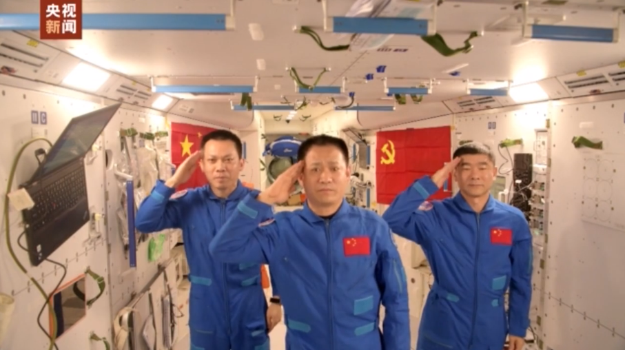 出差三人组的太空生活很精彩