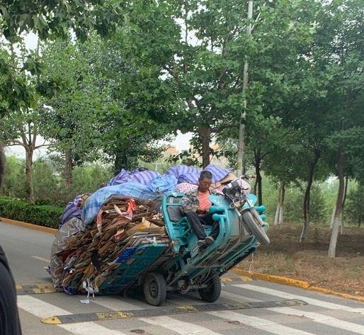 大爷,我知道你收废品很辛苦,对不起,我真的笑得没忍住