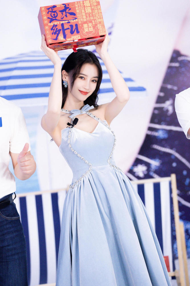 angelababy真没妈妈样抹胸背心配牛仔外套秀出蛮腰真惹眼