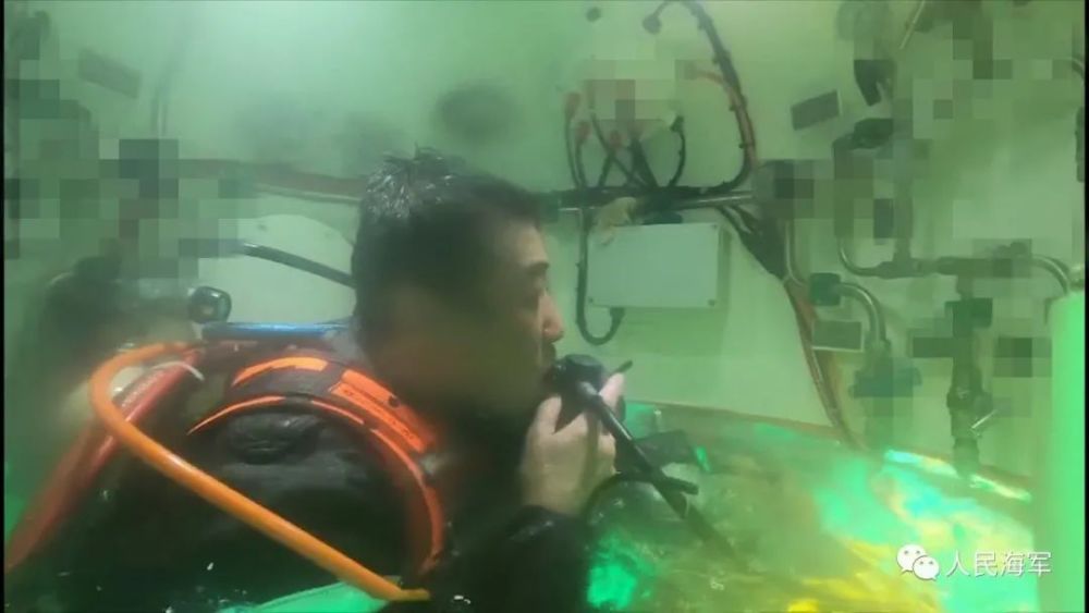 潜水员在潜水钟补给氧气