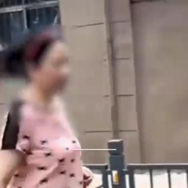 河南一女子疫情期间不戴口罩,沿街疯狂吐口水,结局太舒适了