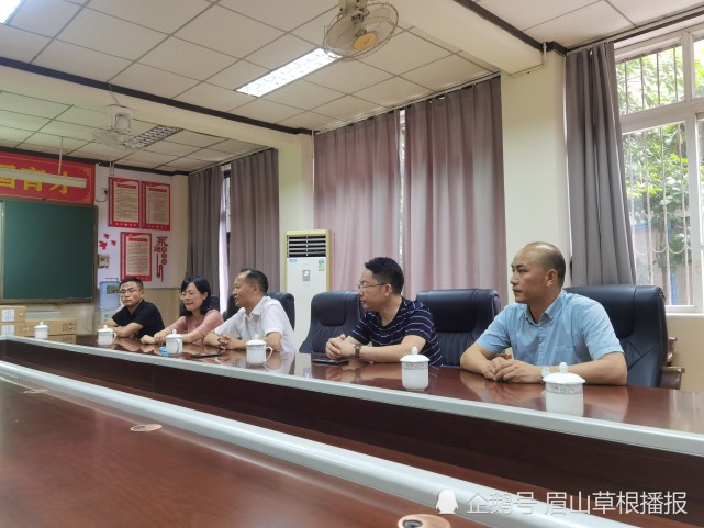 仁寿县新联会到鳌峰初级中学开展爱心助教活动