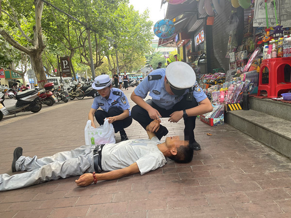 我为群众办实事男子醉酒倒地韩城公安交警及时救助